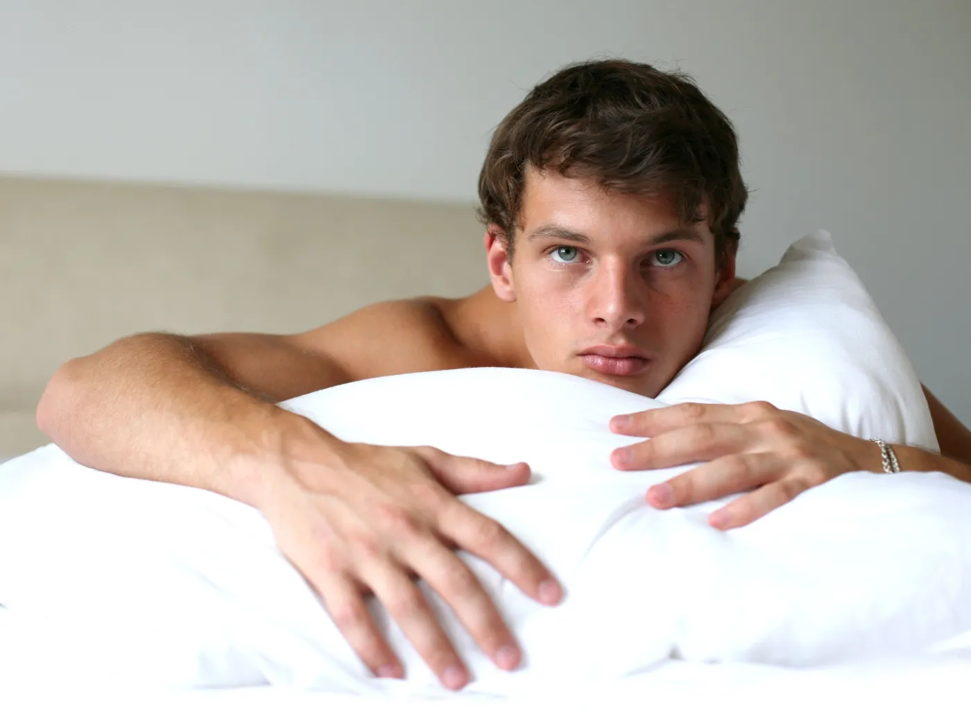 Mężczyzna w łóżku