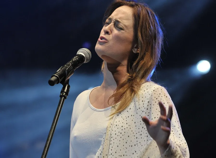 Matylda Damięcka śpiewa kultową piosenkę Bowiego i robi furorę