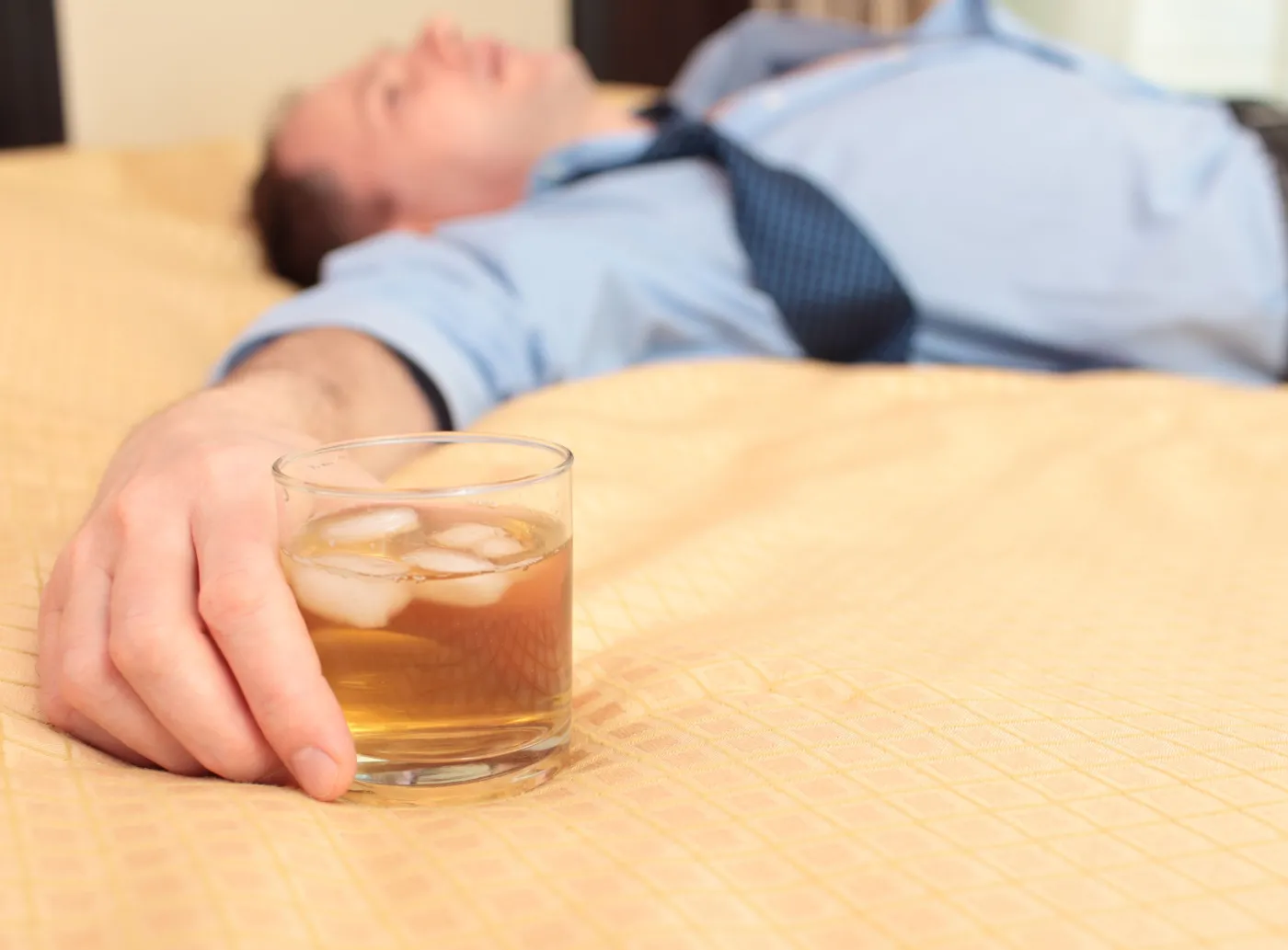 Nie jesteś skazany na kaca. Jak mu zapobiec i jak go leczyć?