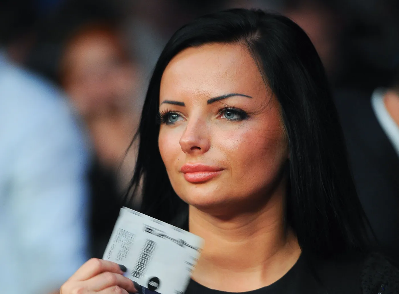 Dziewczyna Artura Szpilki śpiewa wielki hit. Uwaga na nokaut. WIDEO