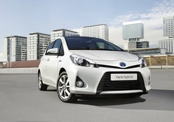 3052951-toyota-yaris-hsd.jpg