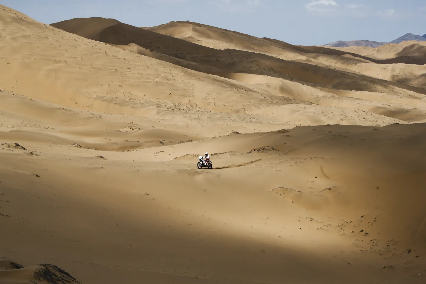 Wypadek na pustyni. Polski motocyklista ma połamane kręgi