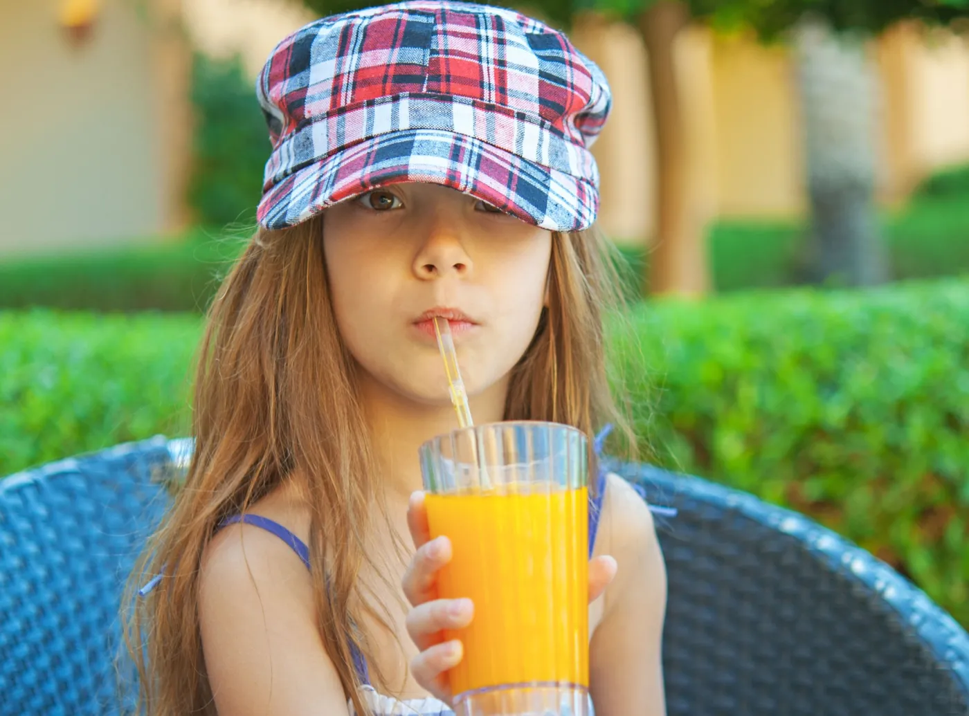 Dziecko pije sok