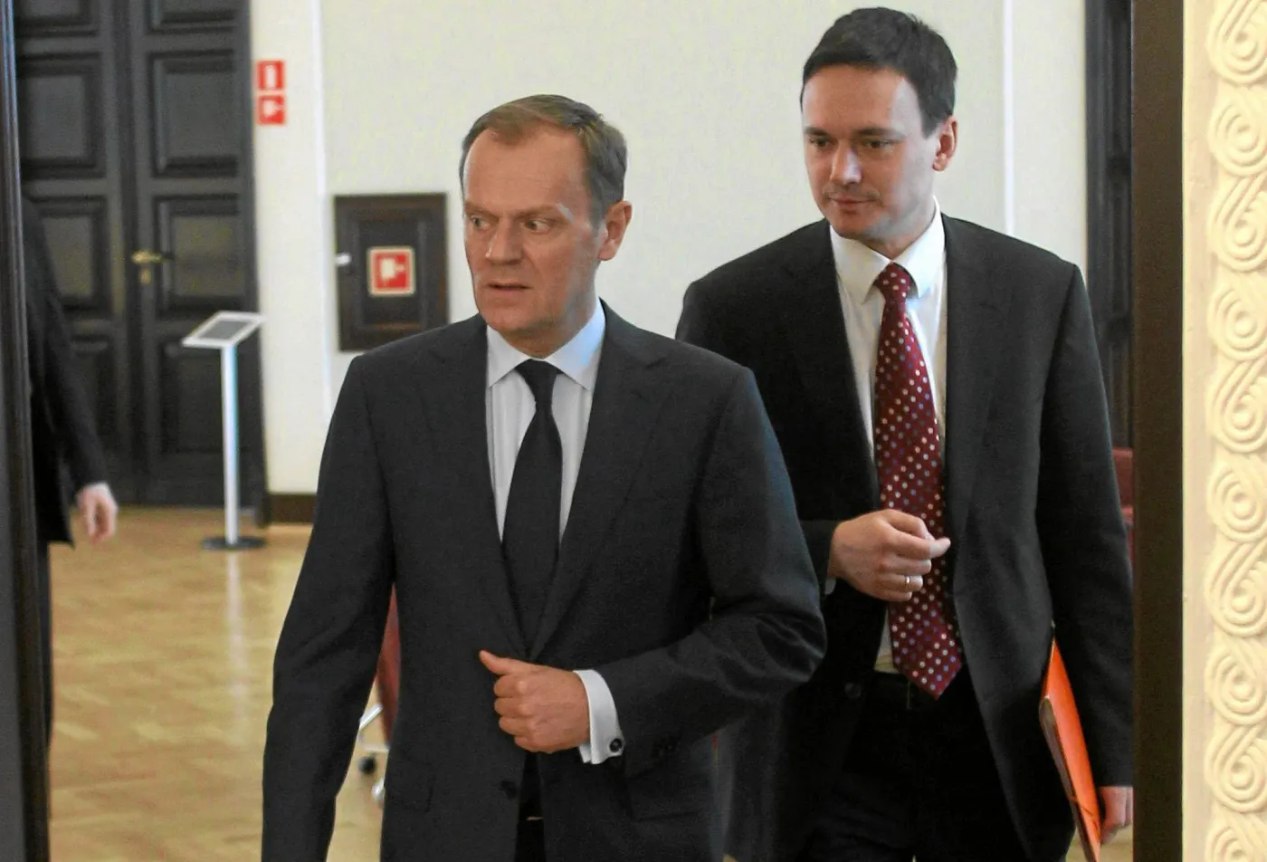 Specjalne zadanie rządowej limuzyny. Wozi dziecko ministra Cichockiego do szkoły