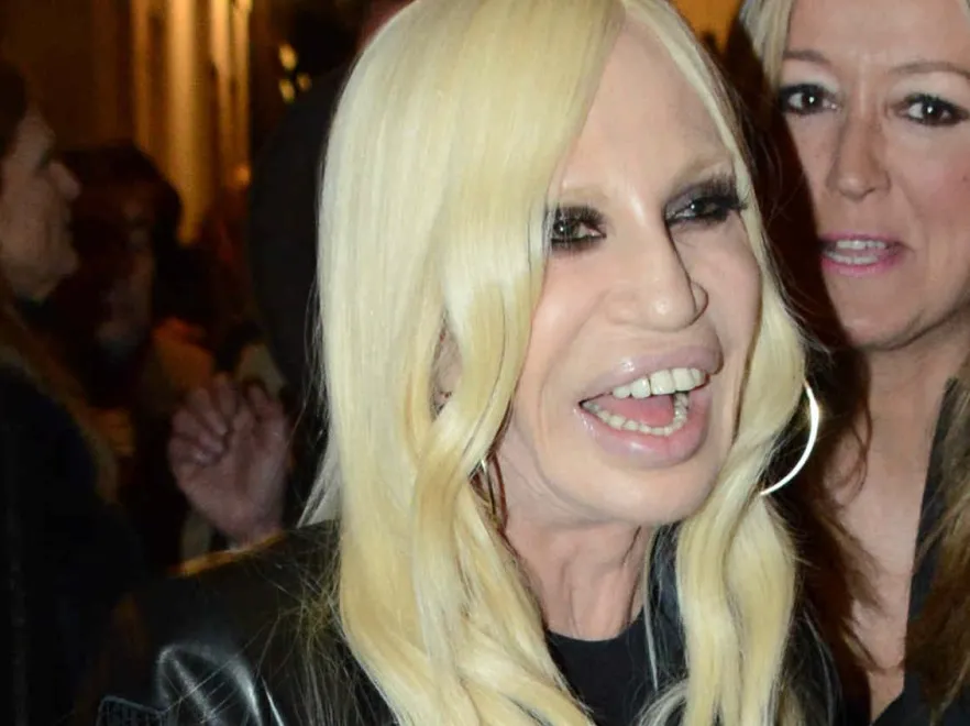 Nie dla wrażliwców: Donatella Versace z bardzo bliska