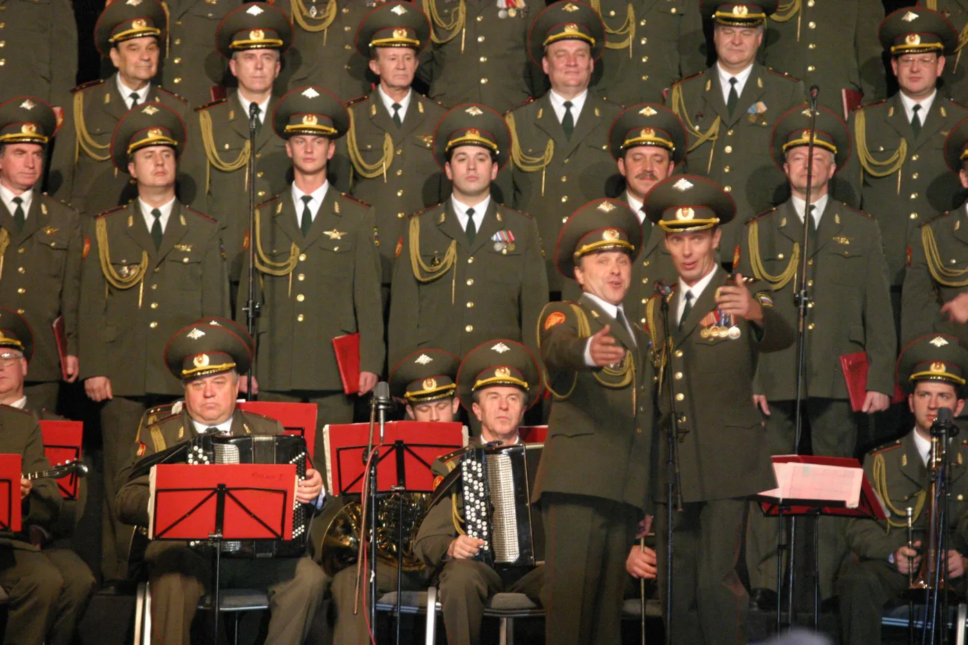 Wpadka europosłów? Oburzeni na rosyjskie mundury chórzystów, a chodzi o Ukraińców