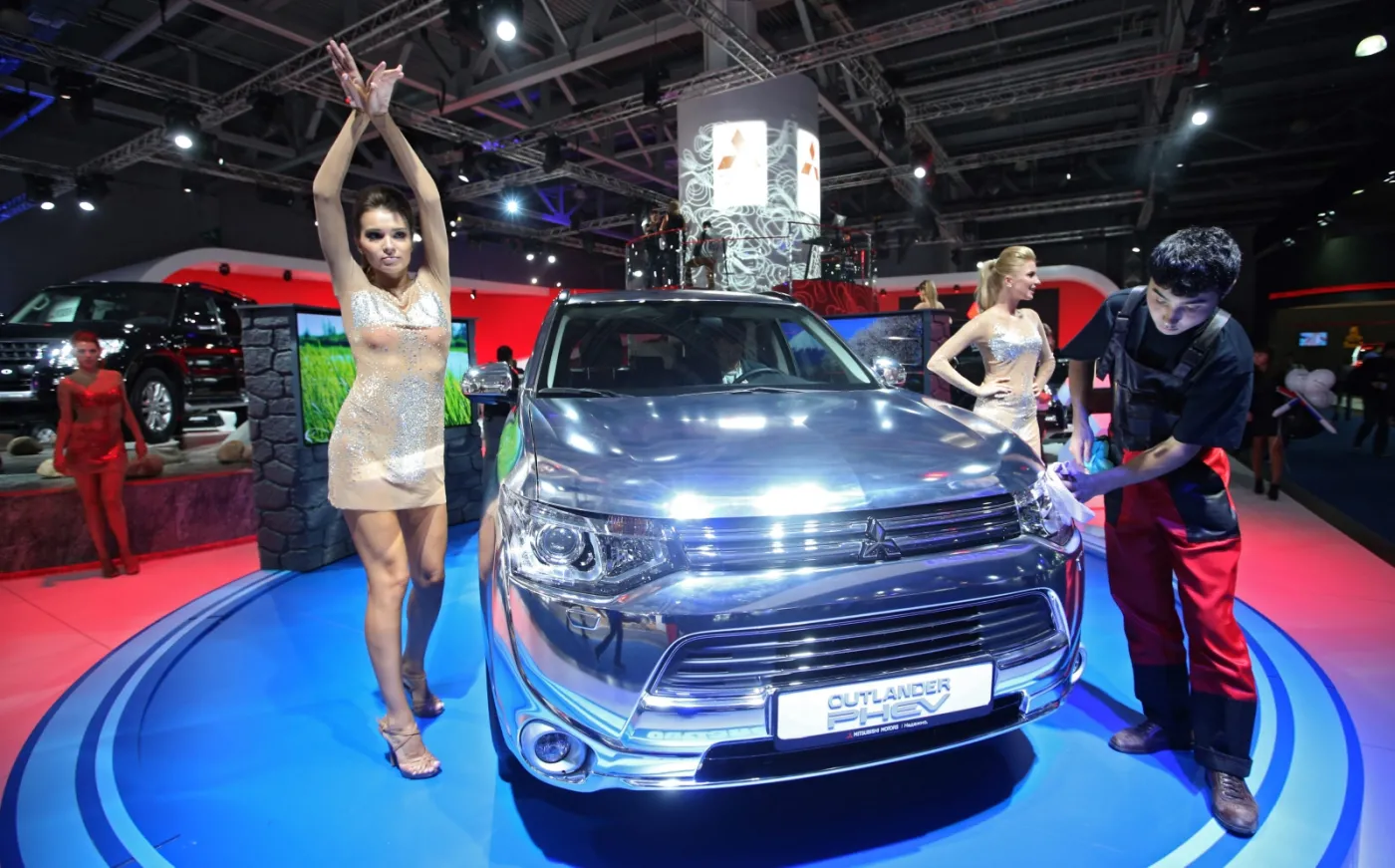 Rosjanki śmiało odsłaniają ciało w Moskwie. Zobacz zdjęcia z salonu samochodowego