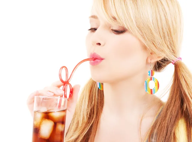 Cola rozpuszcza zęby? Fakty i mity o zębach