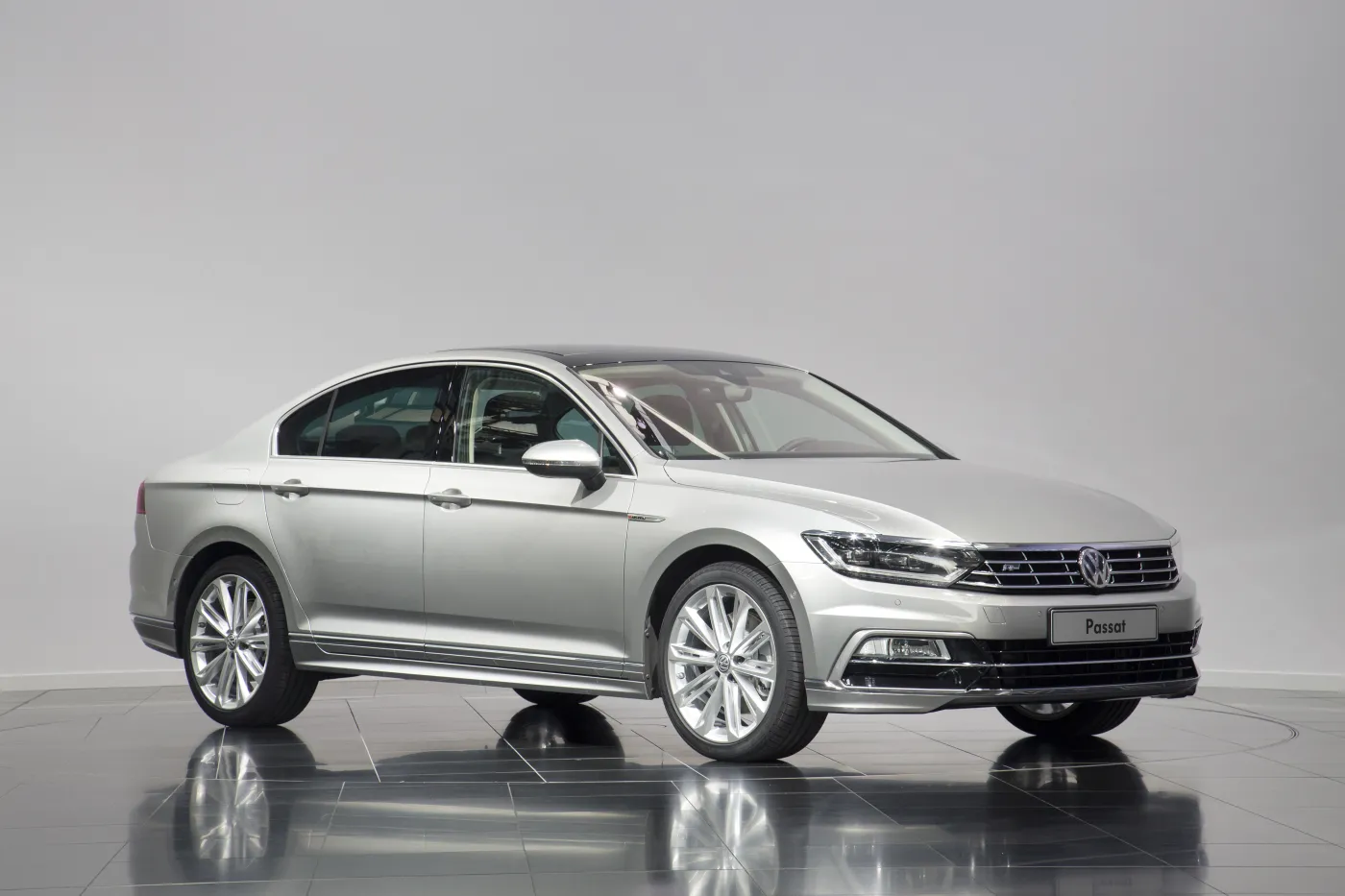 6536937-volkswagen-passat.jpg