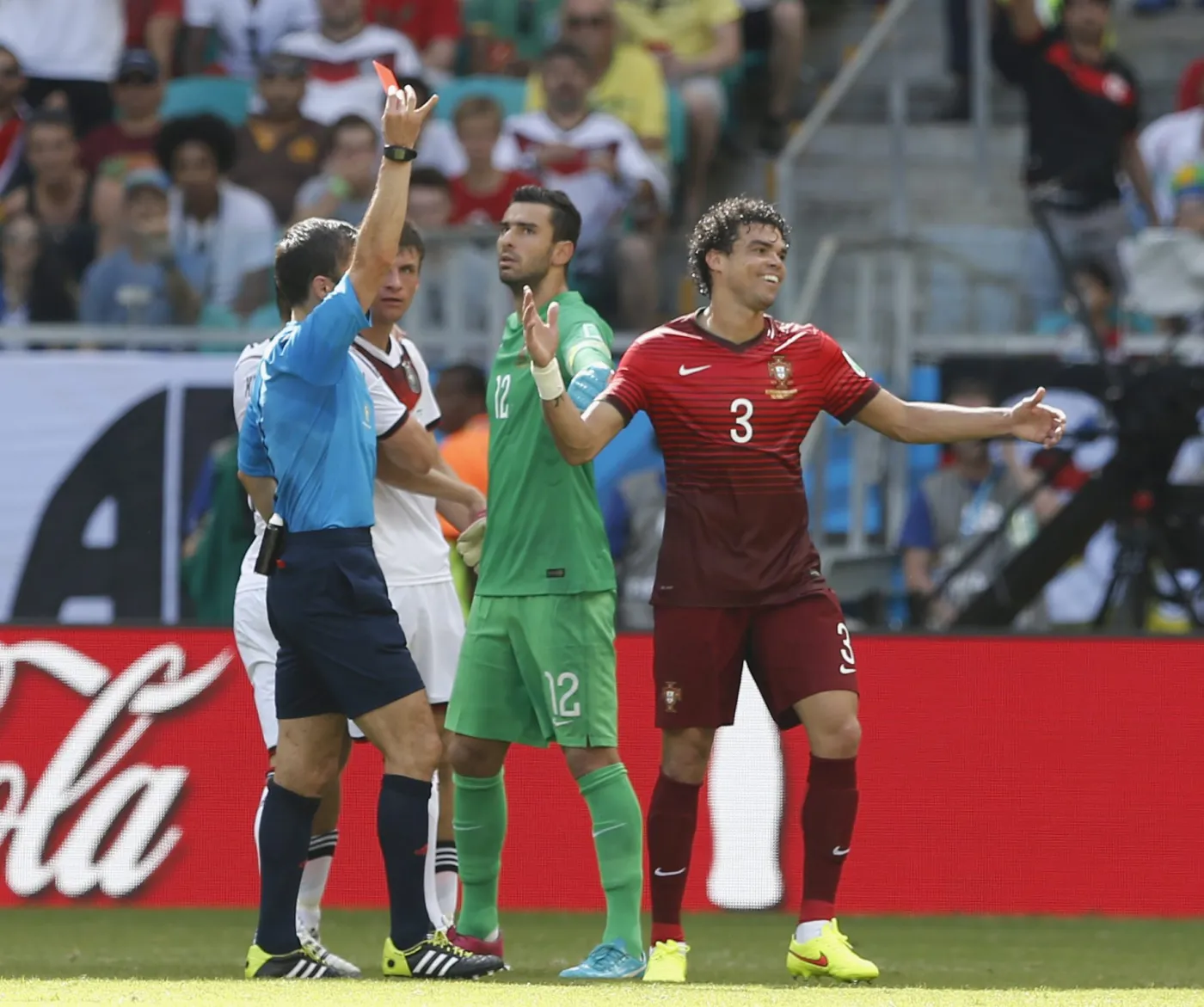 Portugalczycy źli na swoich piłkarzy i sędziego