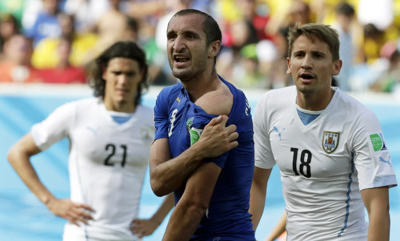 Luis Suarez może już nie zagrać na mundialu. Ugryzł w ramię Giorgio Chielliniego