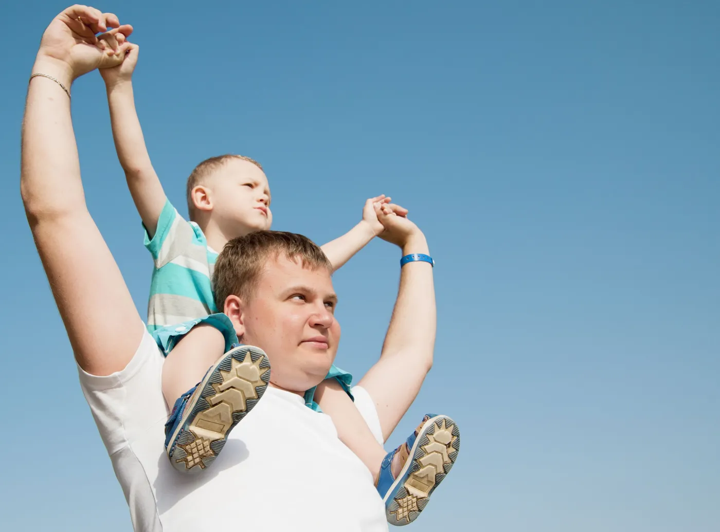 Ojciec z dzieckiem na barana