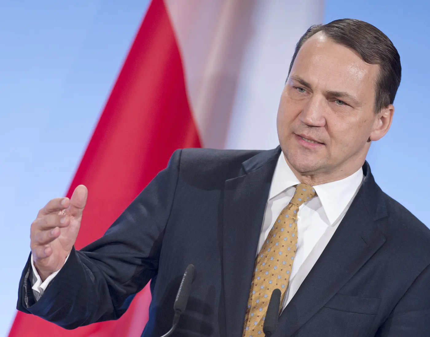 Sikorski żąda stałych baz NATO w Polsce i drwi ze strategii Sojuszu