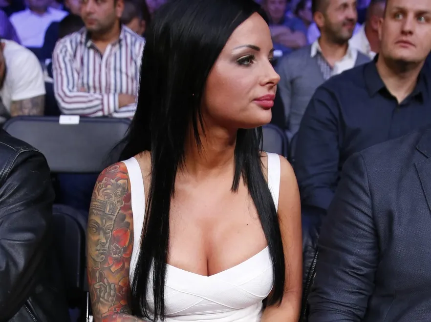 Bogini seksapilu: dziewczyna Artura Szpilki hipnotyzuje ciałem