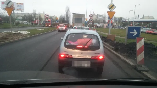 Matka przewoziła 3-letnie dziecko na tylnej półce fiata seicento. FOTO