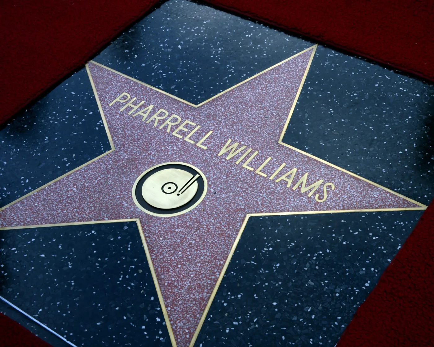7157420-pharrell-williams.jpg