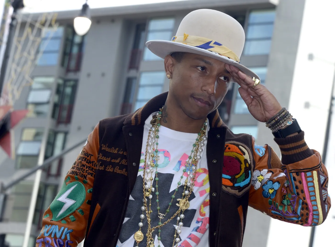 7157190-pharrell-williams.jpg