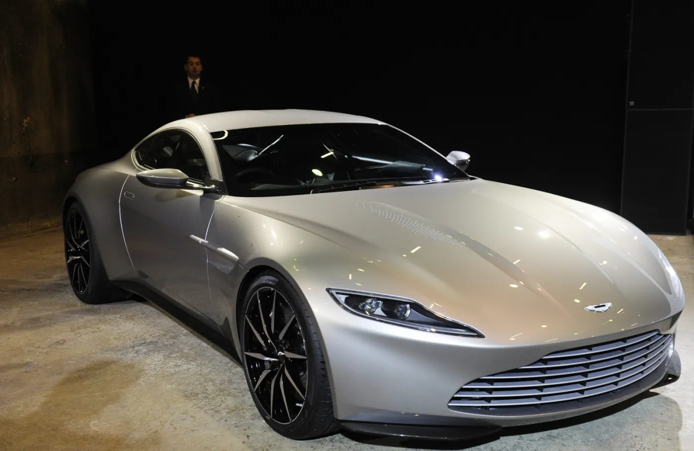 7160748-aston-martin-db10.jpg