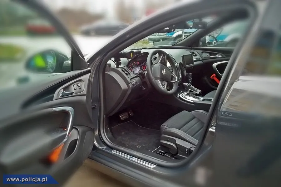 Policja przesiada się do nowych i mocarnych limuzyn! Cena ścina z nóg. FOTO