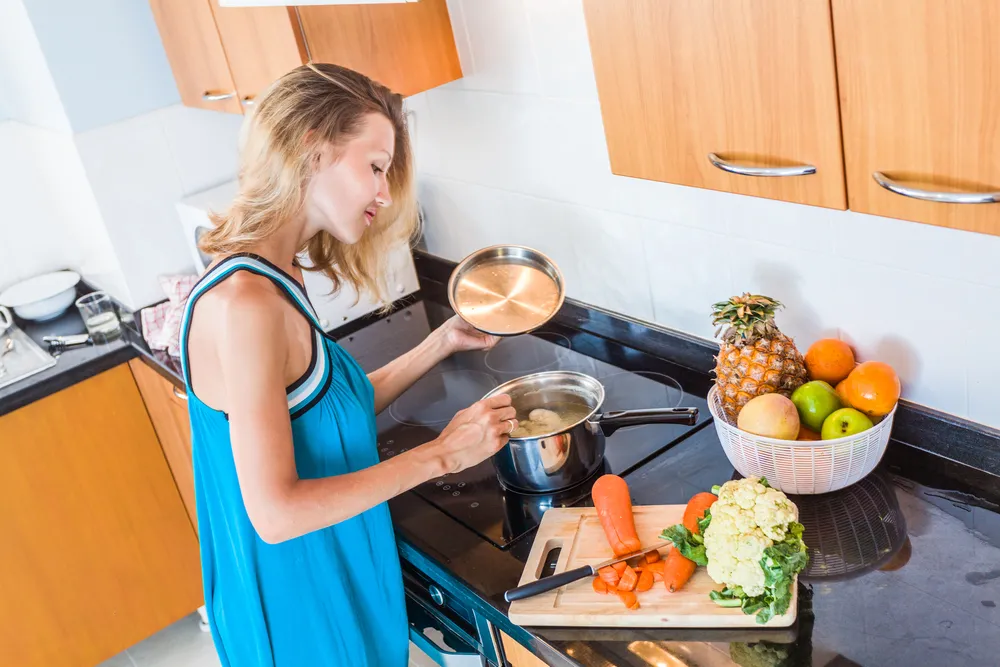 7267262-kobieta-w-kuchni.jpg