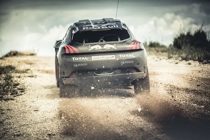6846581-peugeot-2008-dkr.jpg