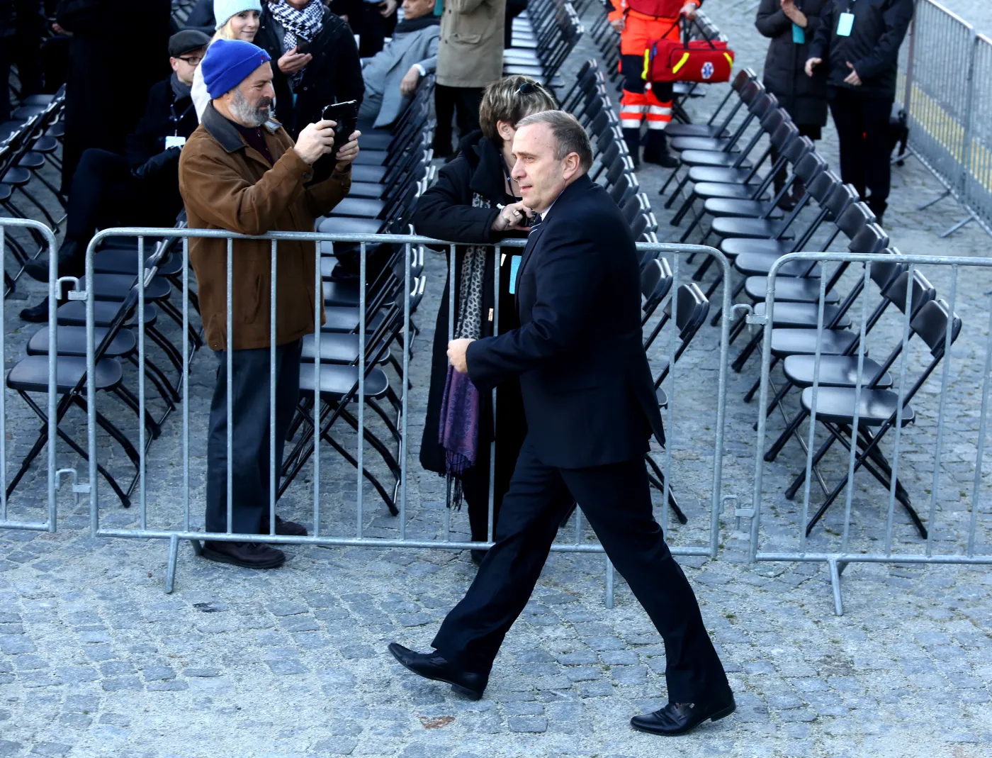 Miller bije w Kopacz i Schetynę. "Dlaczego Polska jest pod stołem?"