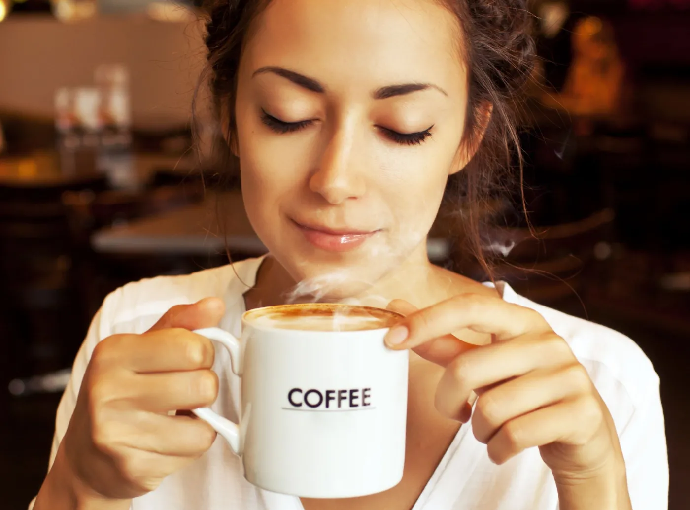 Kobieta pije kawę