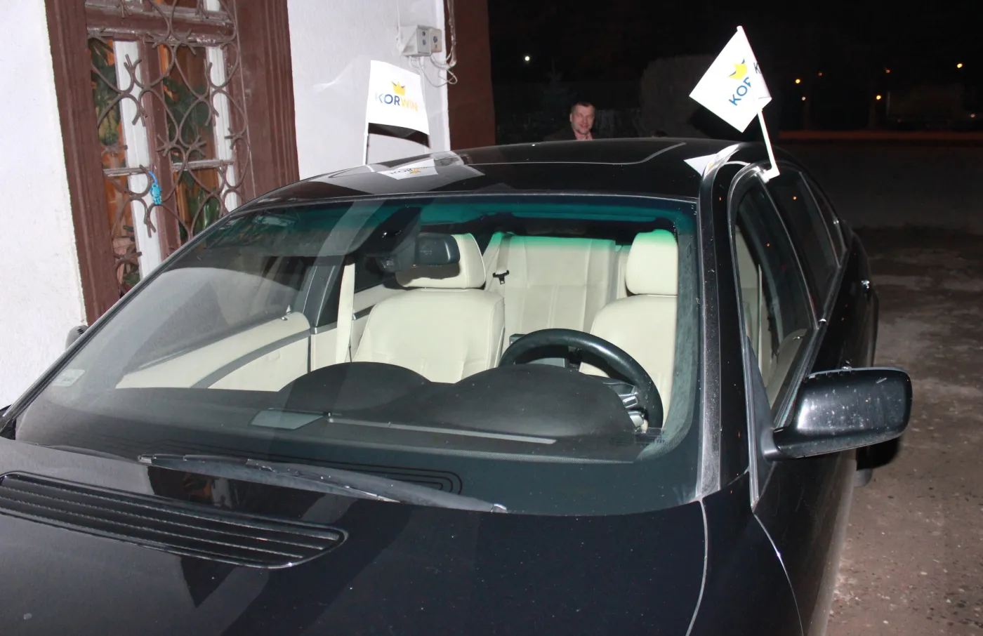 Janusz Korwin-Mikke zadaje szyku w największej limuzynie BMW. Zobacz ZDJĘCIA