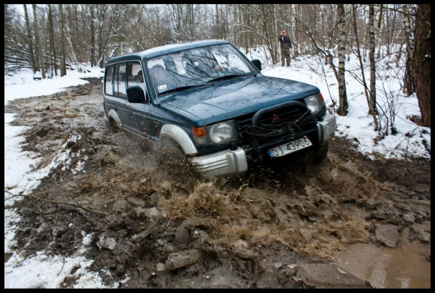 7584289-mitsubishi-pajero.jpg
