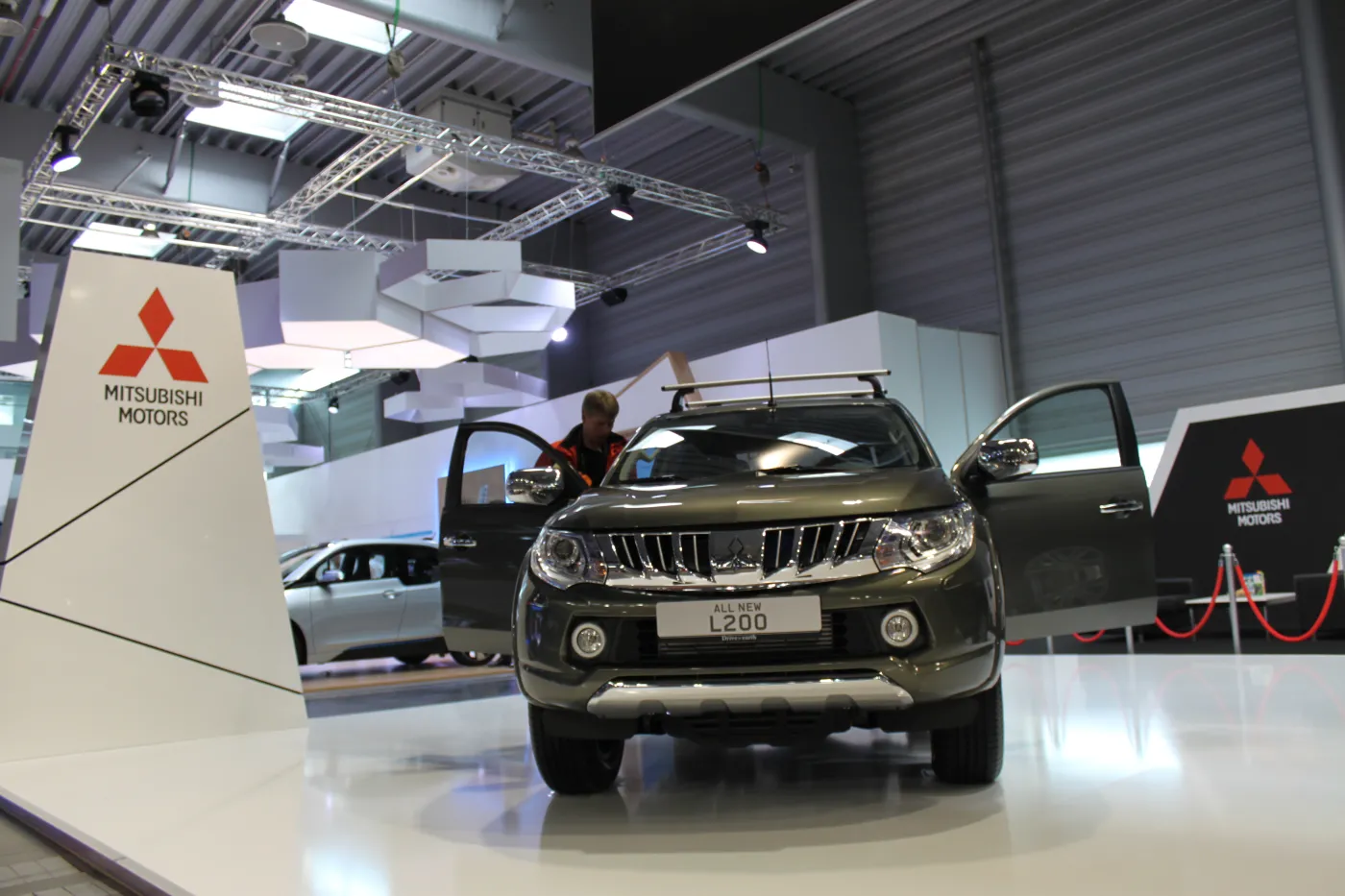 7649919-mitsubishi-l200.jpg