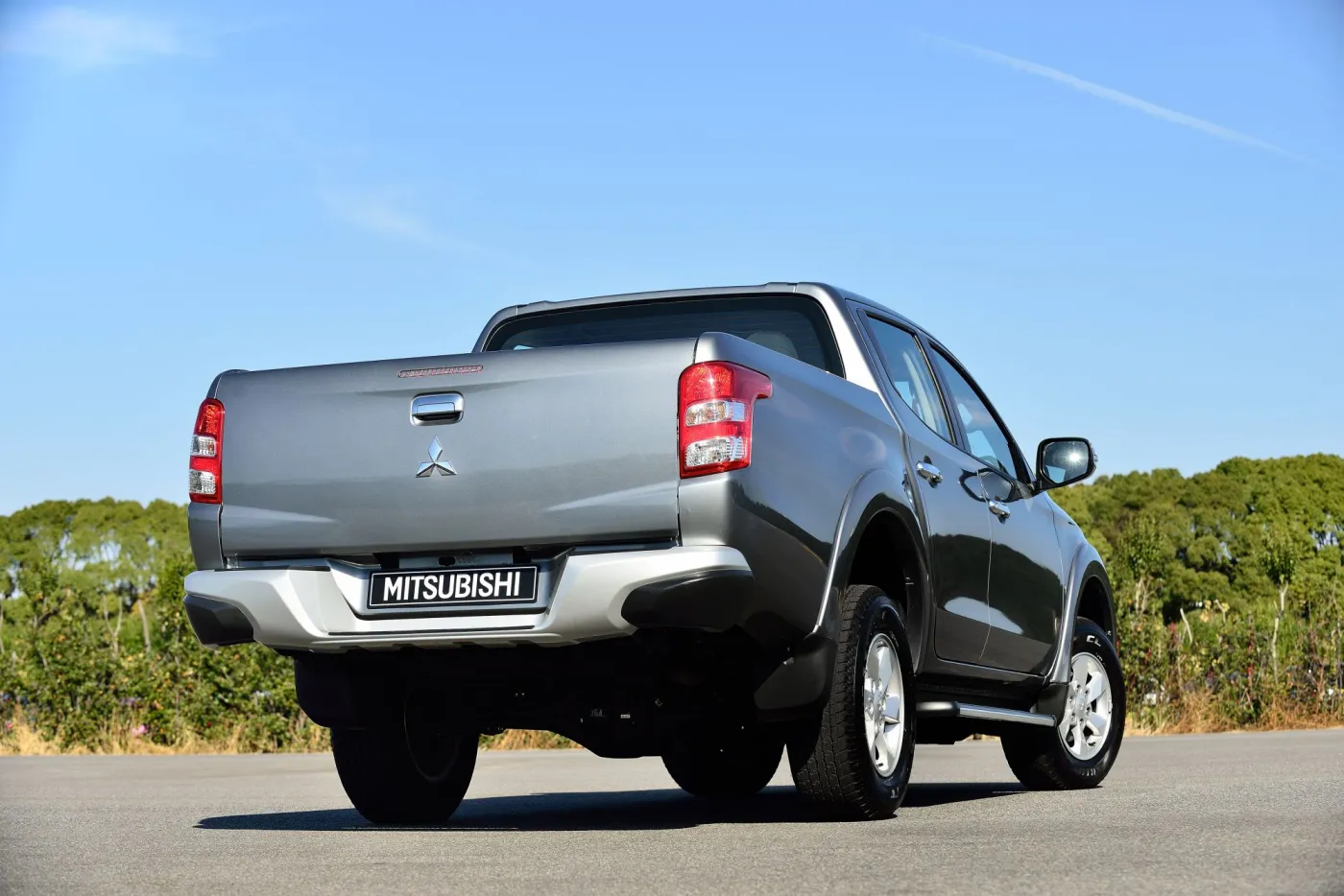 7650072-mitsubishi-l200.jpg