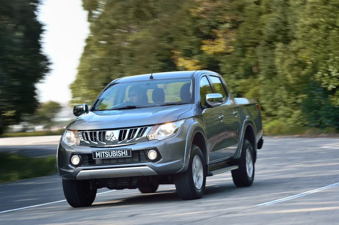 7650130-mitsubishi-l200.jpg