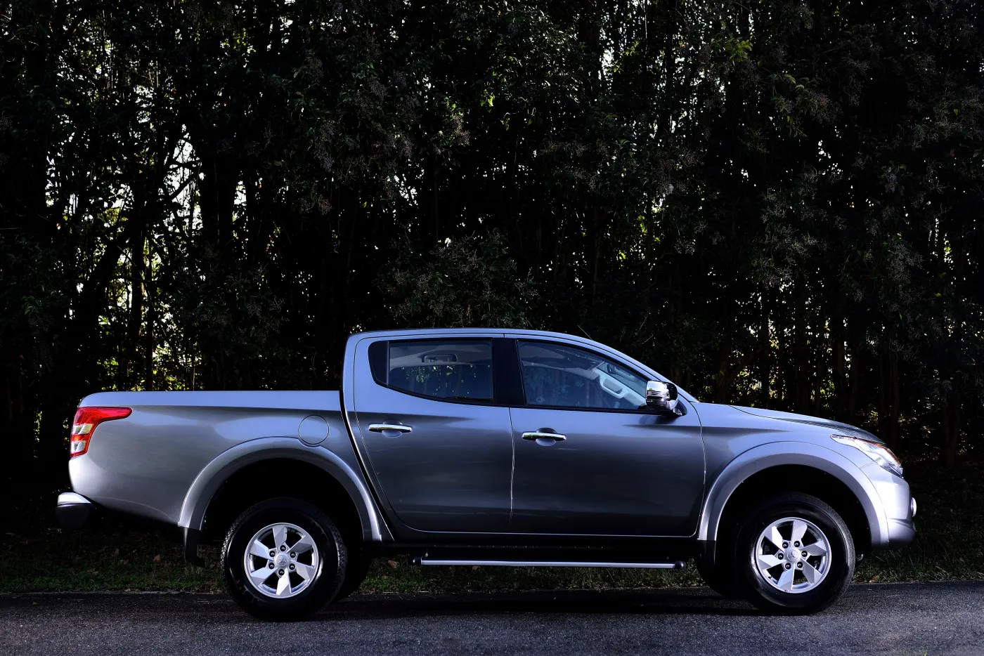 7650296-mitsubishi-l200.jpg