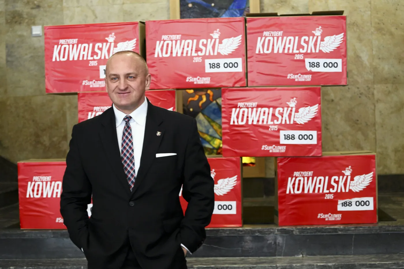 Kandydat narodowców ogłasza program: Bez ZUS, ale z bronią palną