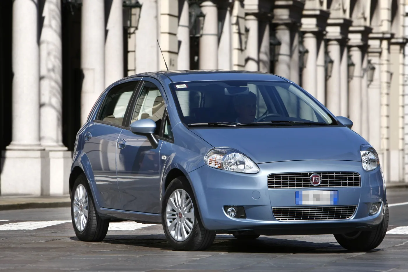 7745497-fiat-grande-punto.jpg