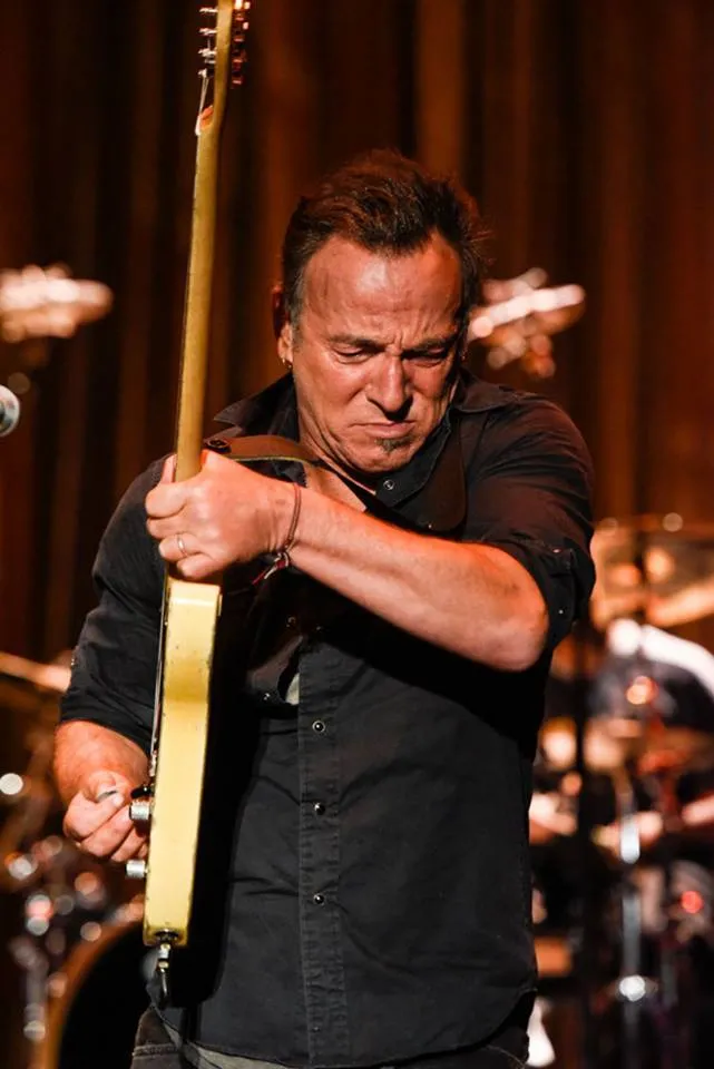 7318437-bruce-springsteen.jpg