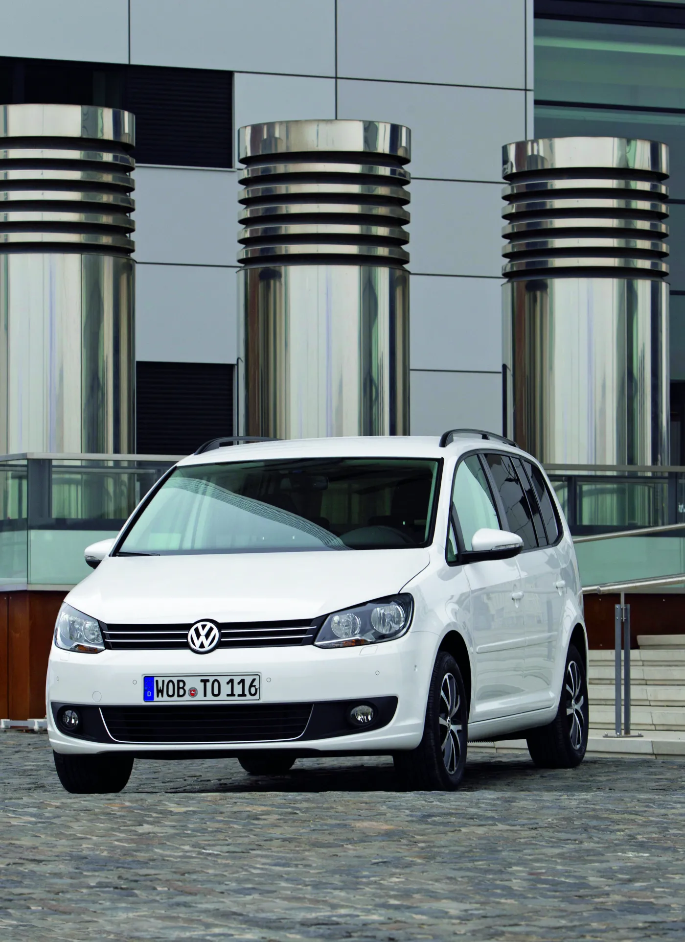 6392393-volkswagen-touran.jpg