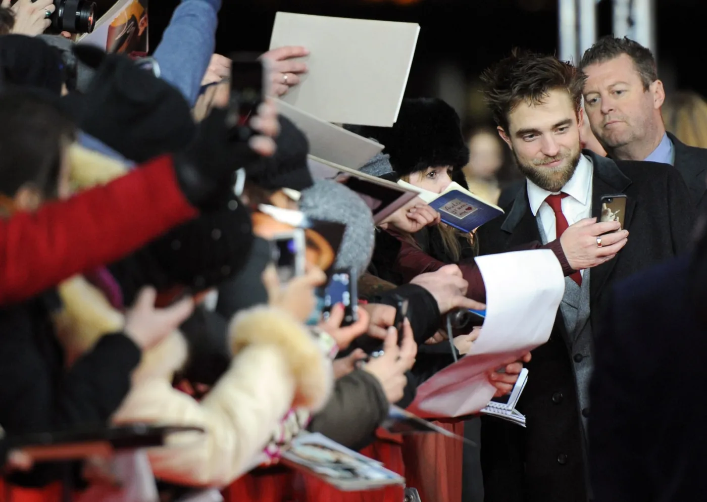 7405687-robert-pattinson.jpg