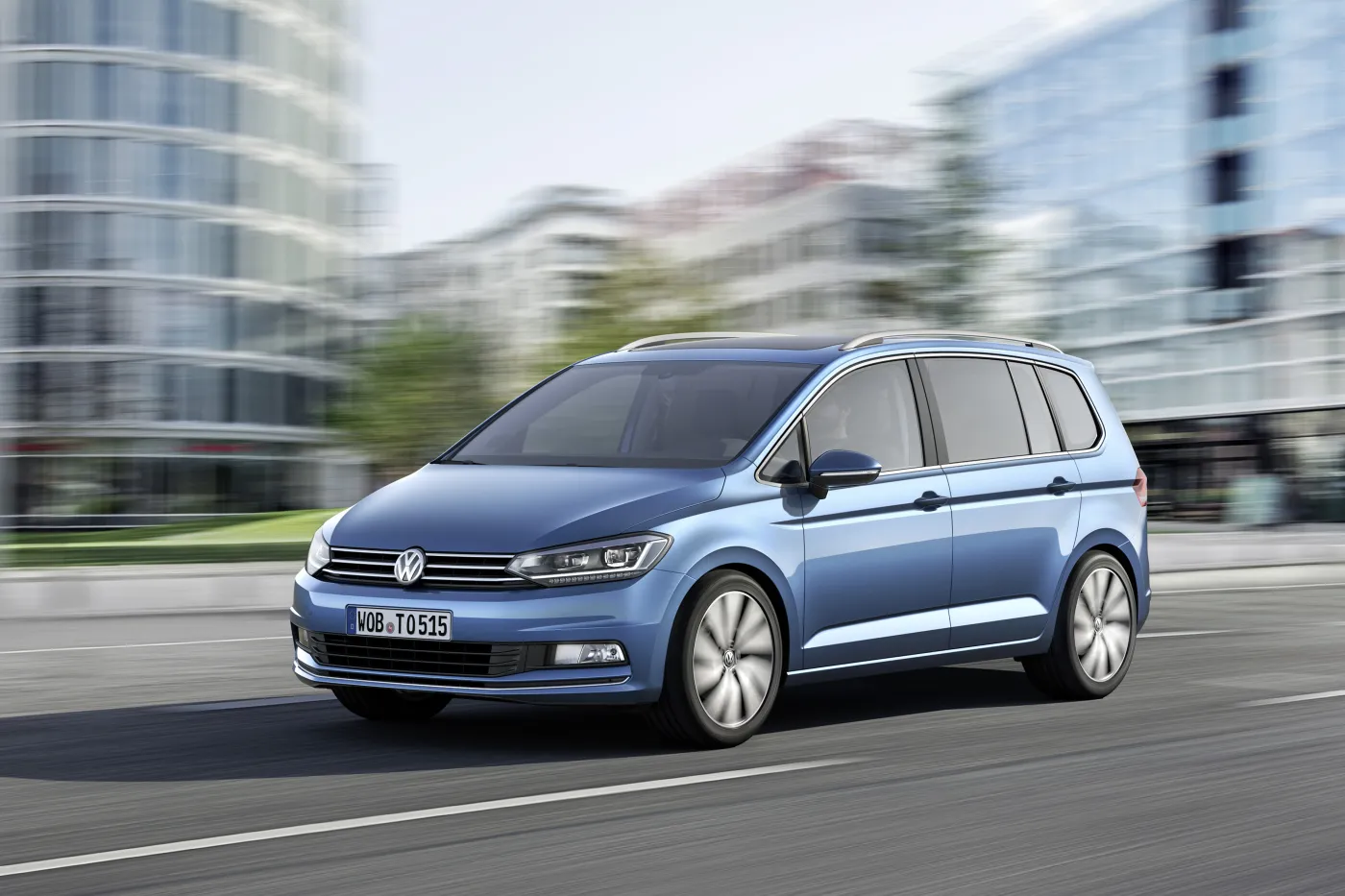 7470826-volkswagen-touran.jpg