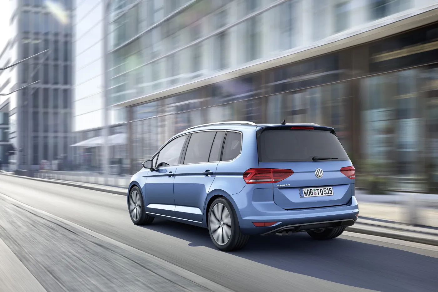 7470855-volkswagen-touran.jpg