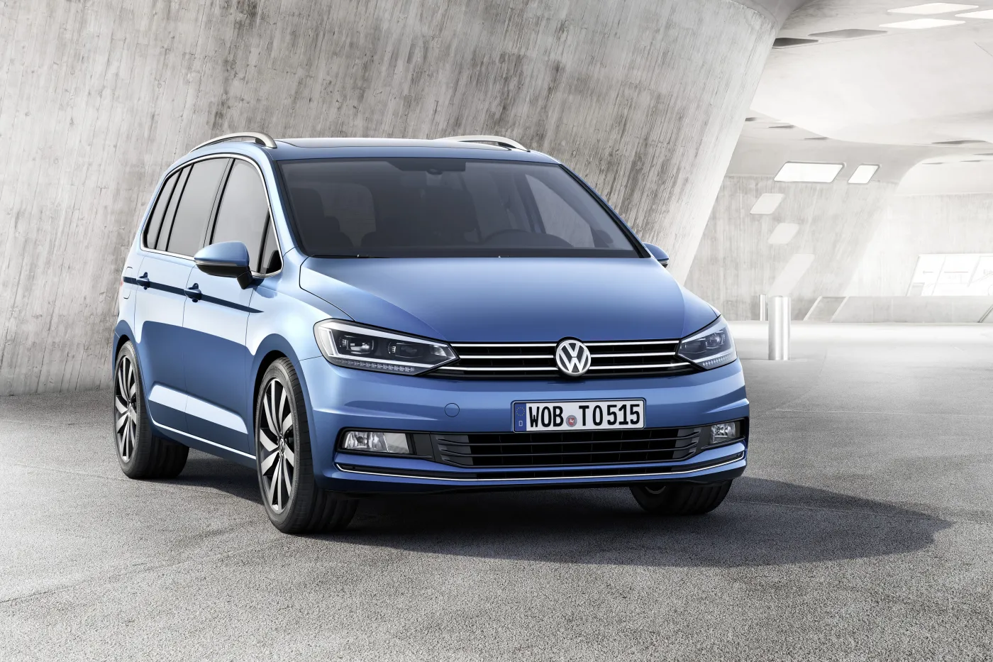 7470884-volkswagen-touran.jpg