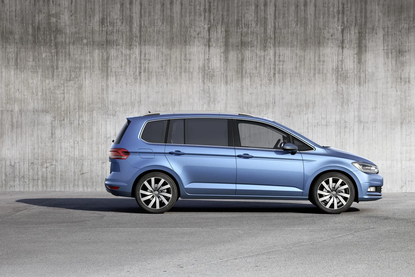 7470913-volkswagen-touran.jpg