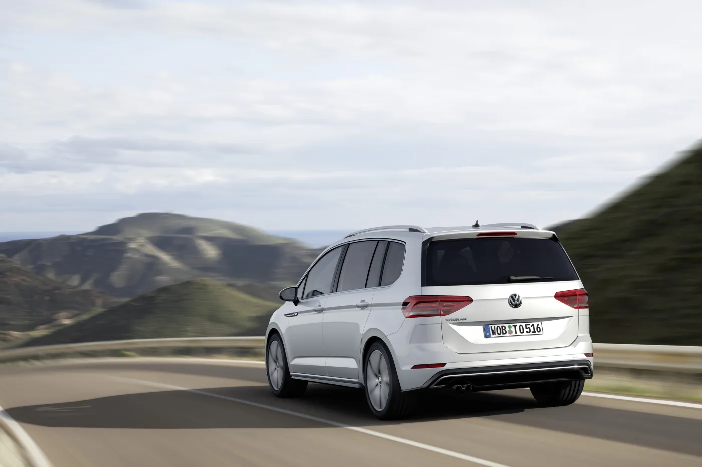 7471029-volkswagen-touran.jpg