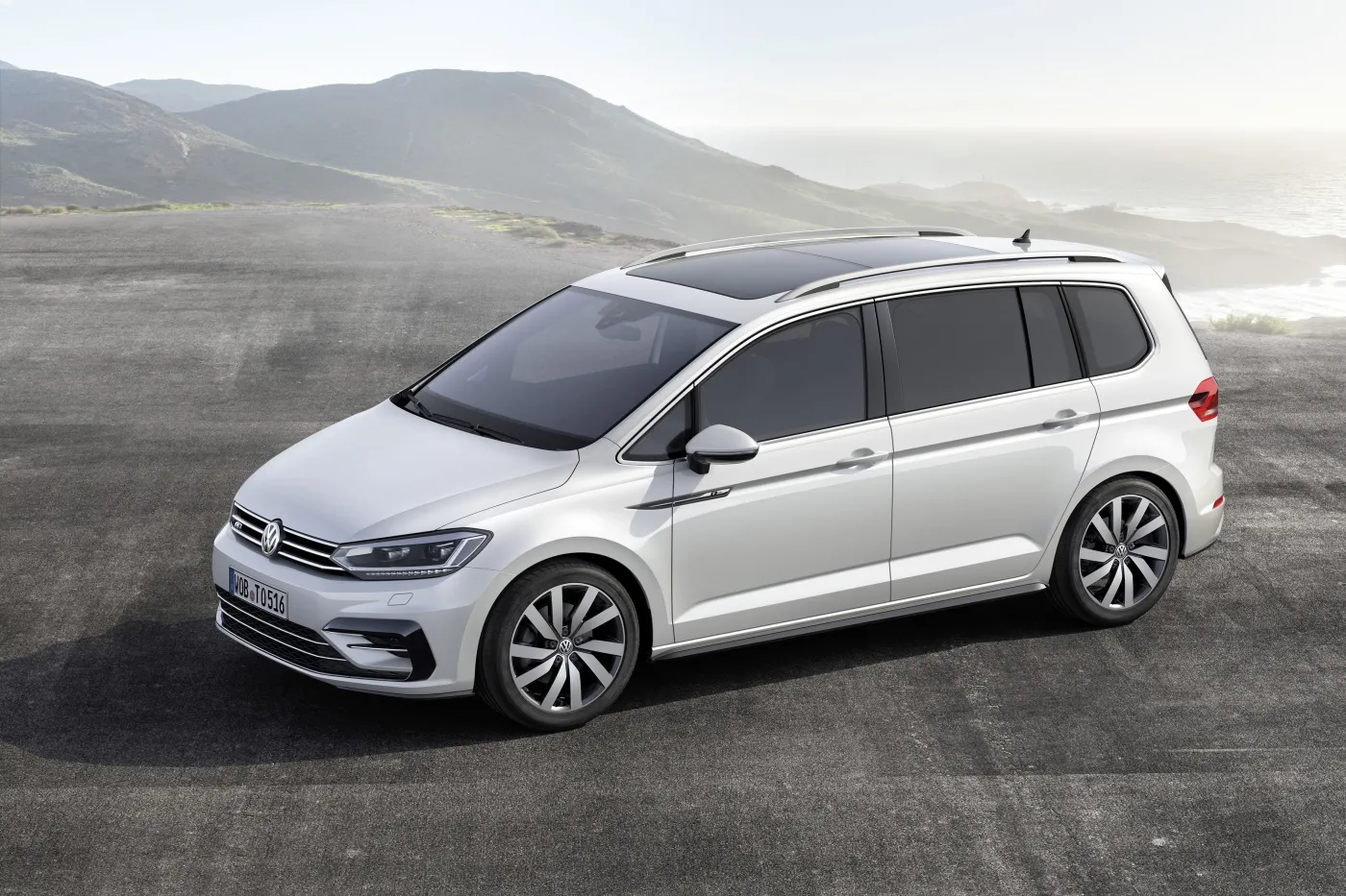 7471087-volkswagen-touran.jpg