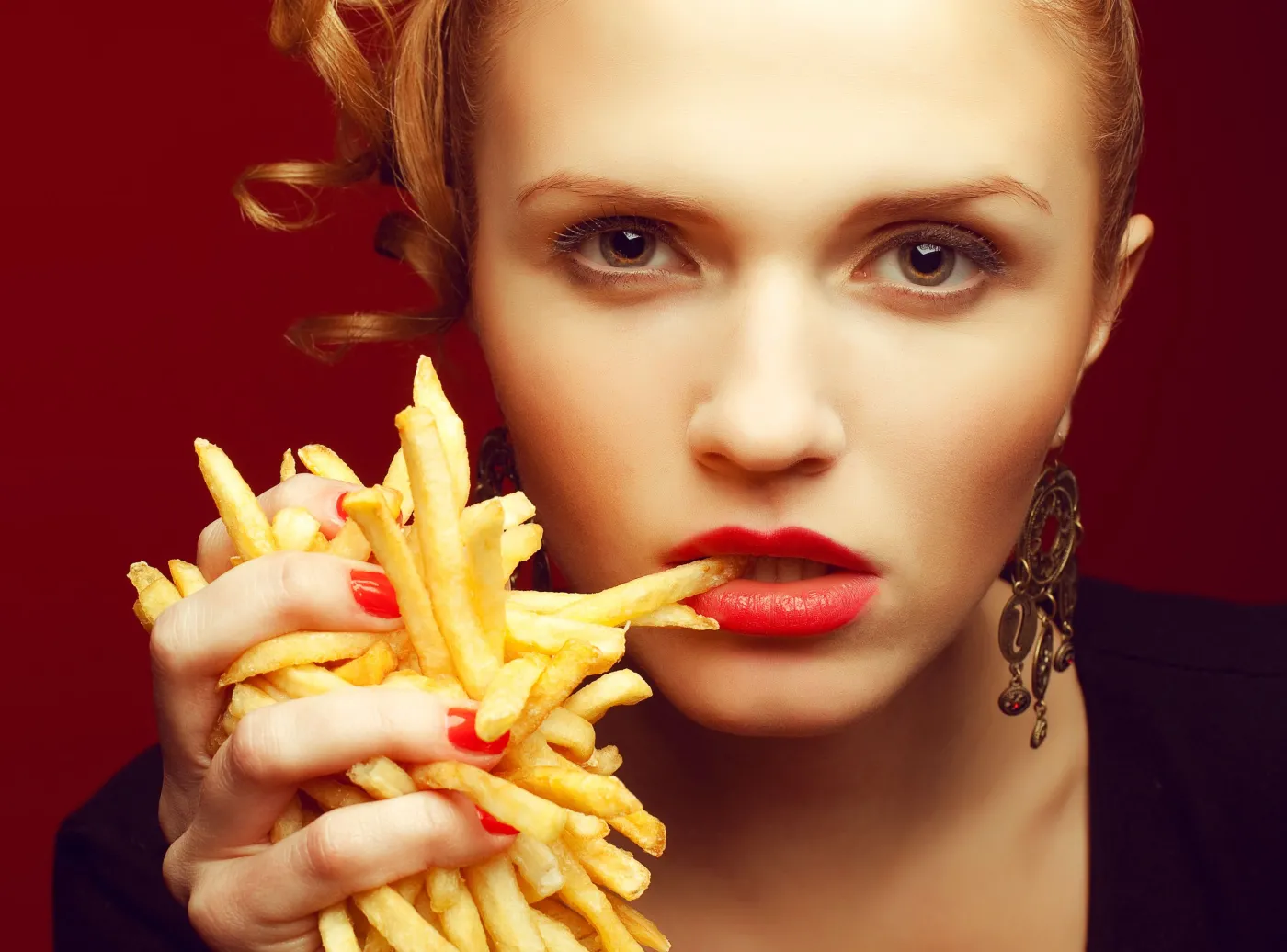 Kobieta je frytki