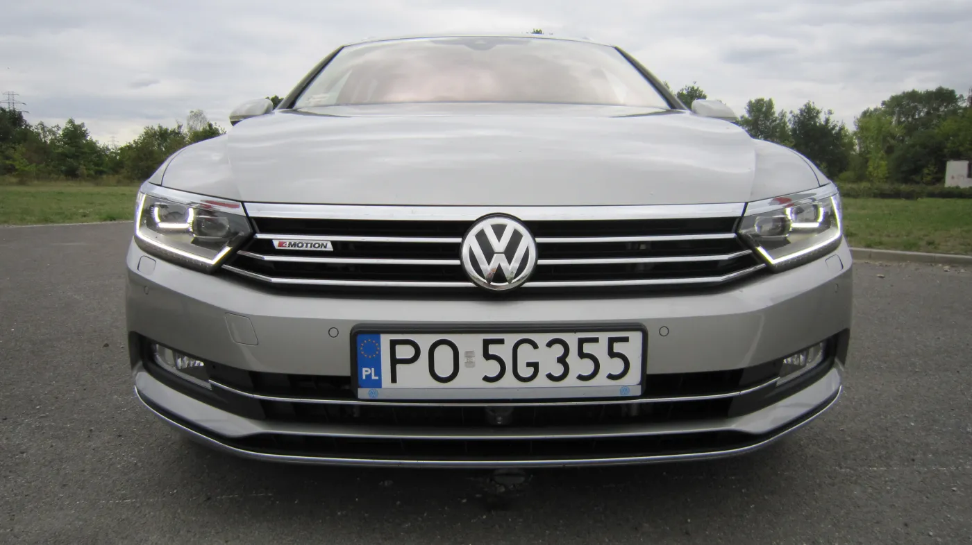 8072611-volkswagen-passat.jpg