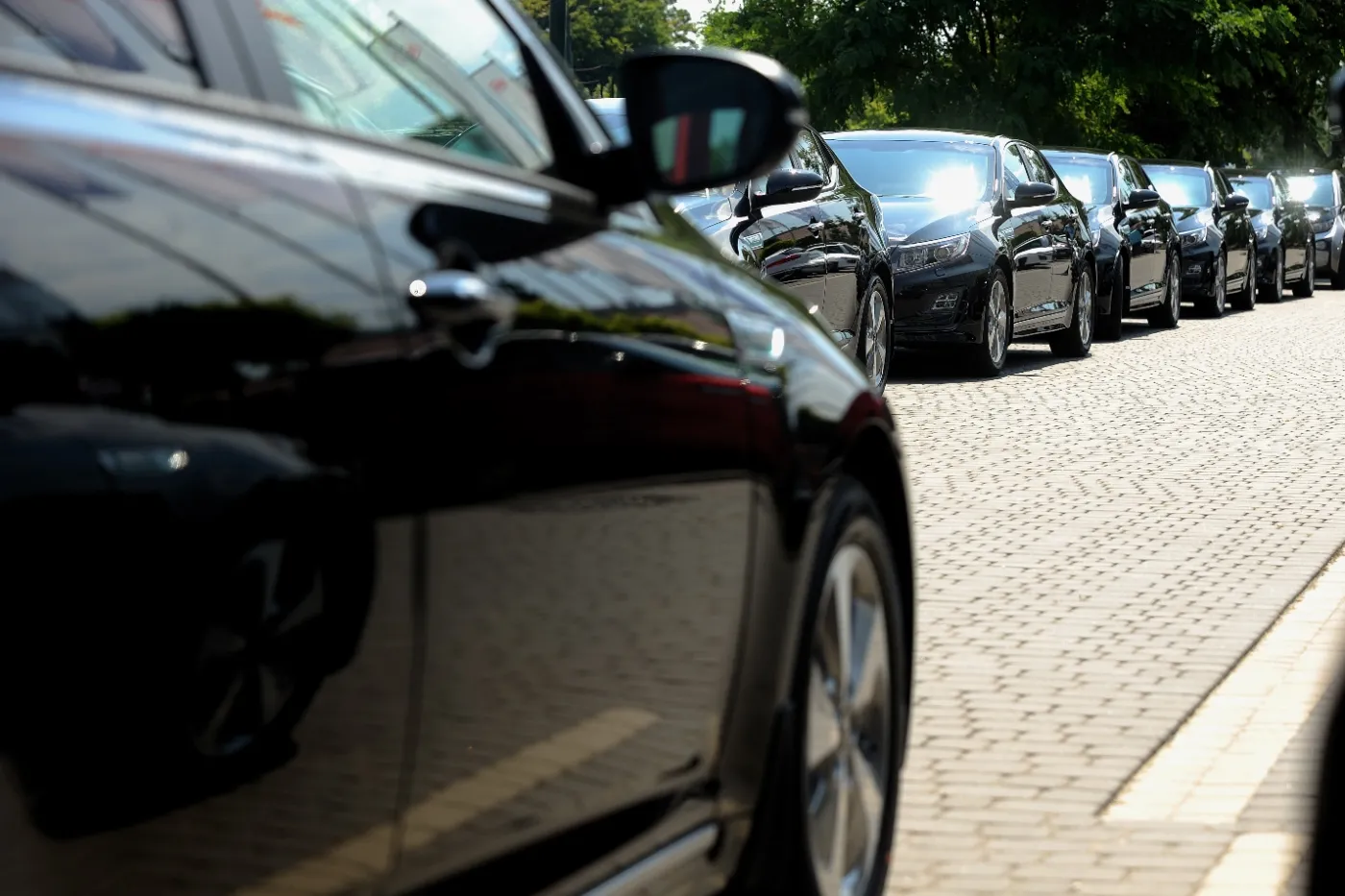 Nowe limuzyny dla ratusza Gronkiewicz-Waltz. Wjadą wszędzie. Mamy ZDJĘCIA