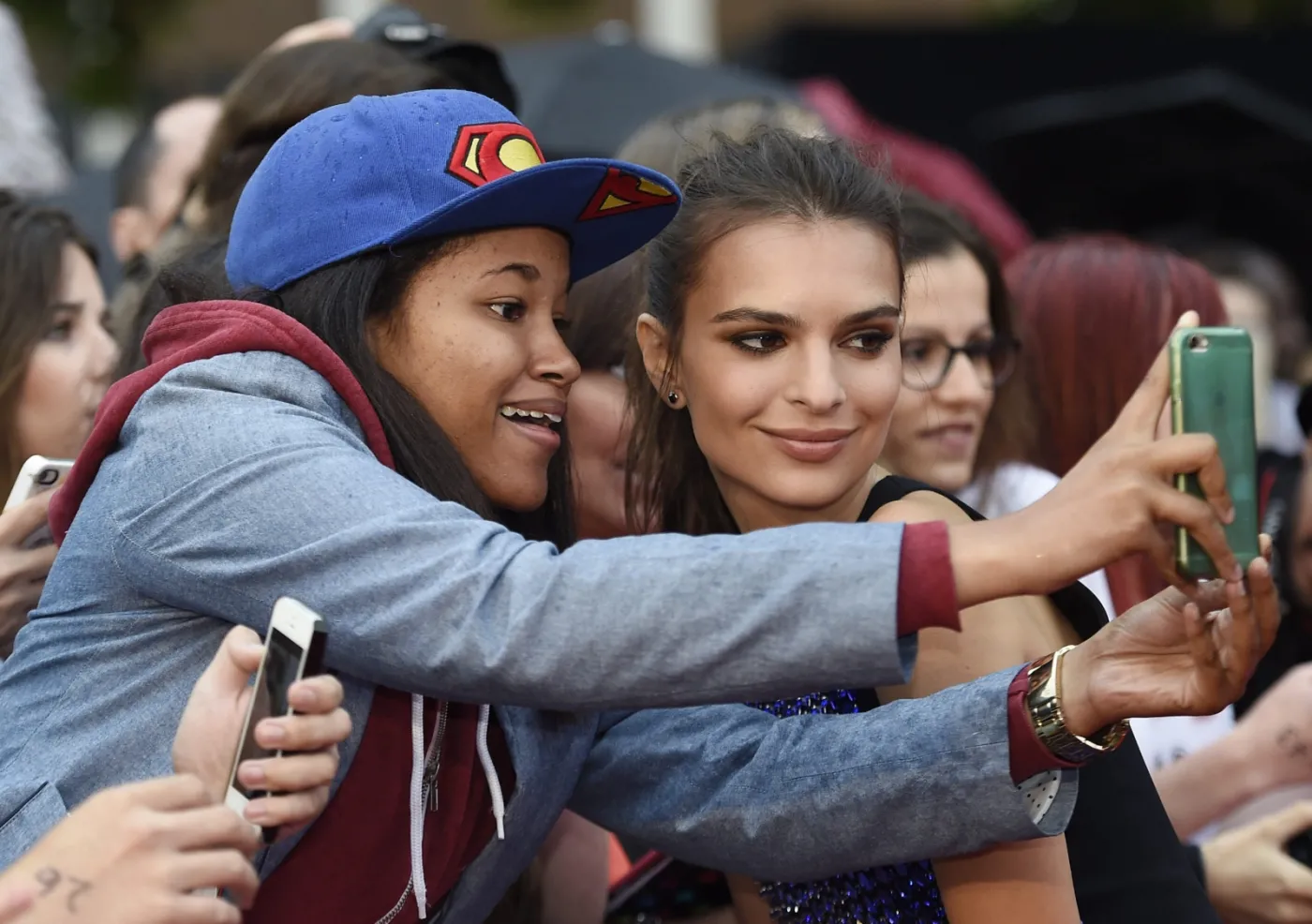 Perfekcyjna stylizacja Emily Ratajkowski z czerwonego dywanu w Londynie