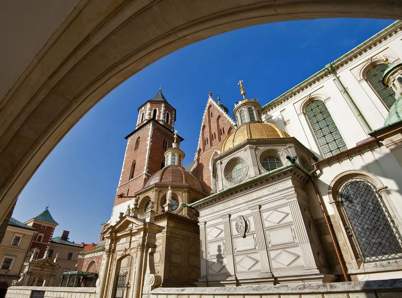 Osunięta ziemia odsłoniła ludzkie kości pod Wawelem