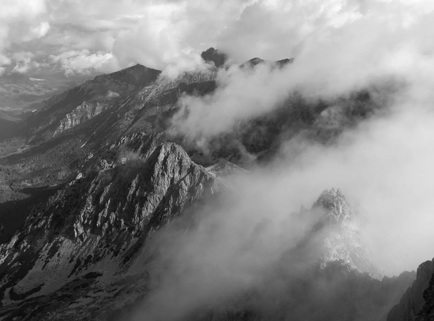 Halny w Tatrach. Zamykają kolejki krzesełkowe